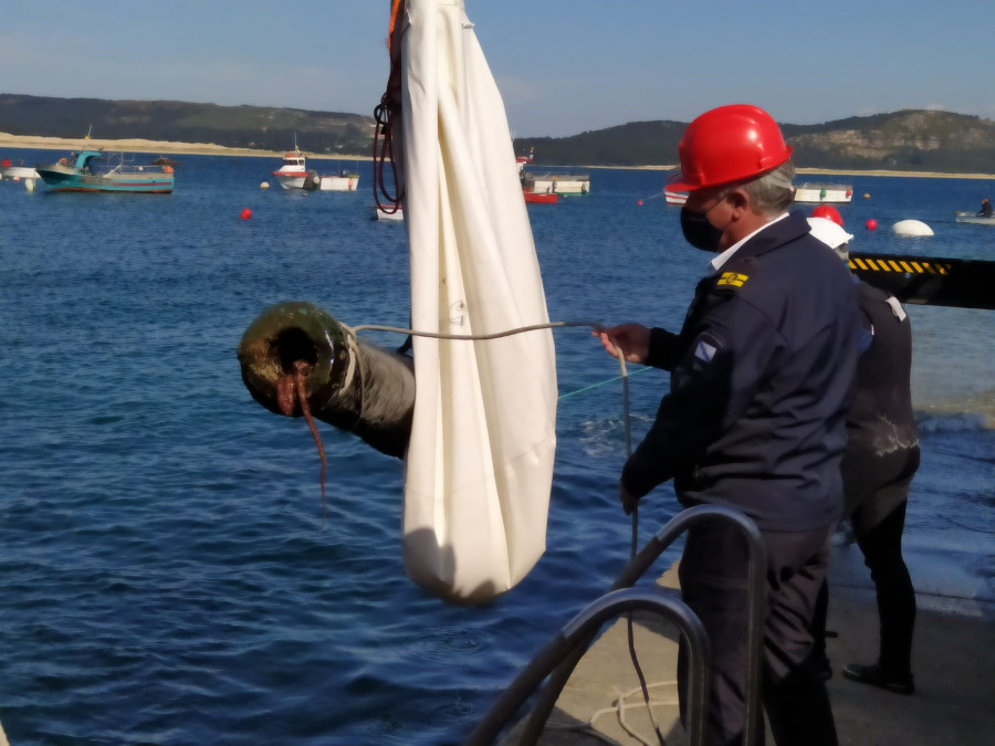 Recuperados dos cañones de bronce del siglo XVI, uno de ellos de gran tamaño, en unos bajos del litoral de Corrubedo