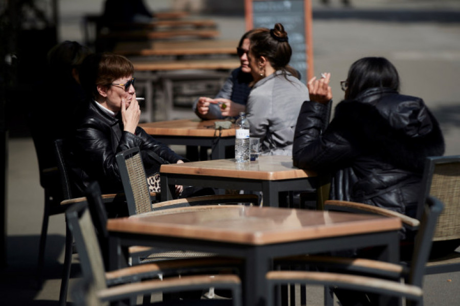 Madrid rechaza prohibir fumar en terrazas mientras Cataluña duda