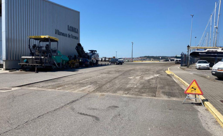 Portos invierte 36.000 euros en la pavimentación de la explanada de la lonja de Vilanova de Arousa