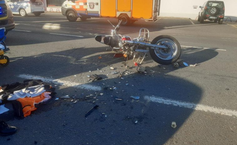 Trasladan herido grave al conductor de una motocicleta que colisionó contra un coche