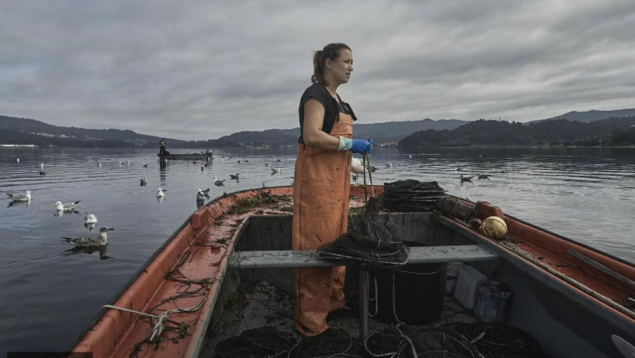 El Concello de Catoira colabora con un libro que fotografía la intensa relación entre la Mujer y el mar desde diversas ópticas