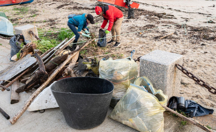 Las playas de A Illa acogerán el miércoles una campaña de limpieza de basura marina
