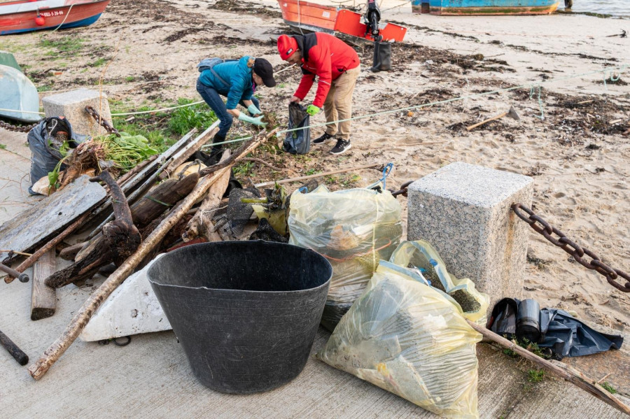 Las playas de A Illa acogerán el miércoles una campaña de limpieza de basura marina