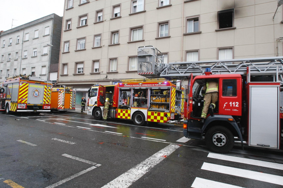 Investigan el origen de un incendio que destrozó un piso  en la calle Alexandre Bóveda