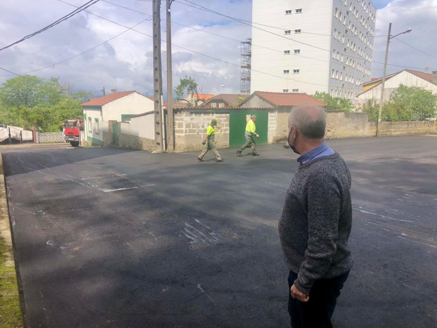 Vilanova destina 20.000 euros a reasfaltar el aparcamiento del cementerio por los baches