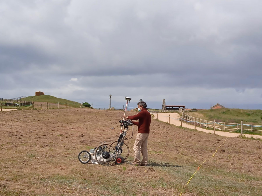 Revisan con un georradar el yacimiento de A Lanzada para proteger posibles restos ocultos