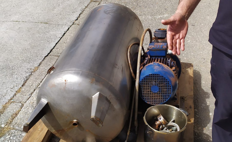Incautados un motor de bombeo y un calentador de agua en una chabola de la antigua lonja de Ribeira ocupada por toxicómanos