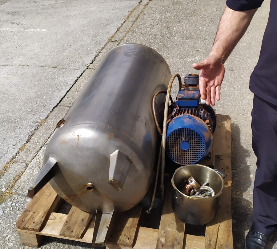 Incautados un motor de bombeo y un calentador de agua en una chabola de la antigua lonja de Ribeira ocupada por toxicómanos