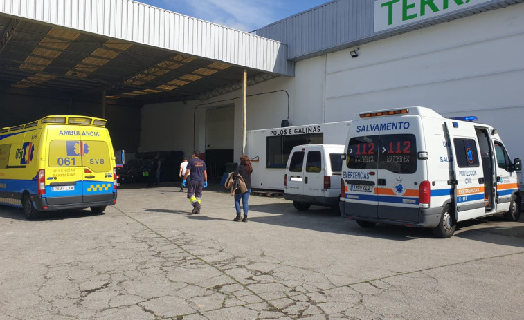 Un vilagarciano resulta herido en una pierna tras sufrir un accidente laboral en el polígono de Cambados