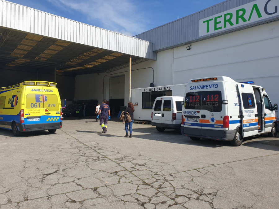 Un vilagarciano resulta herido en una pierna tras sufrir un accidente laboral en el polígono de Cambados