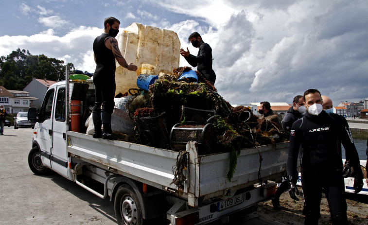 Medio centenar de voluntarios retiran más de una tonelada de basura en los fondos de Areoso