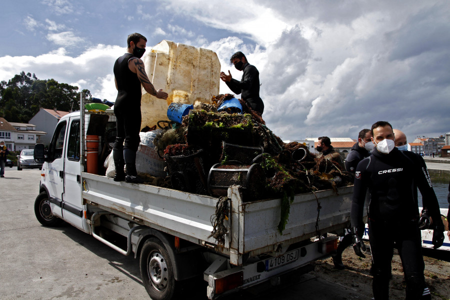 Medio centenar de voluntarios retiran más de una tonelada de basura en los fondos de Areoso