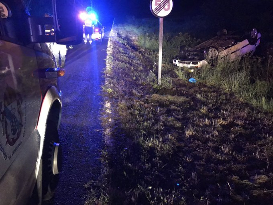 Dos heridos tras volcar su coche en la autovía AG-11 en Boiro