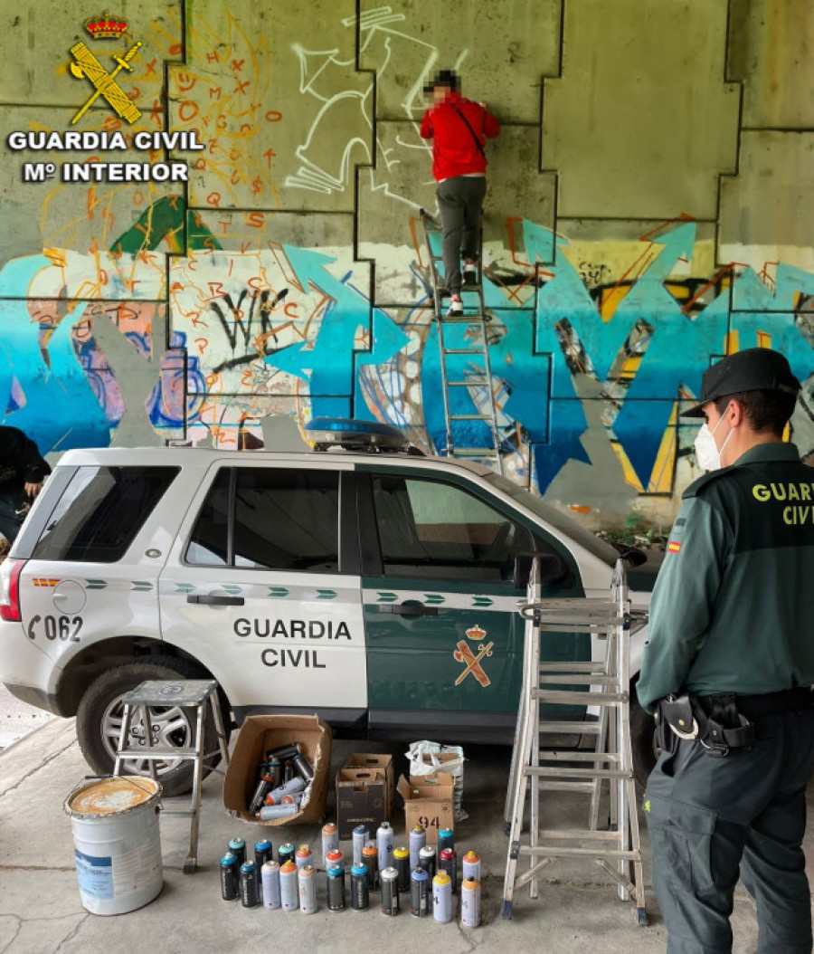 Cuatro jóvenes se enfrentan a multas de 600 euros por hacer un grafiti en O Porriño