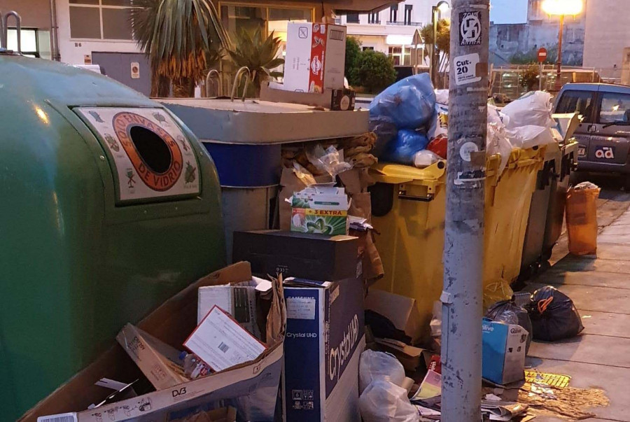 Vecinos del centro denuncian falta de control y dejadez en el servicio de recogida de basura