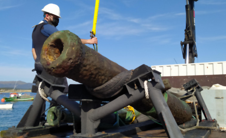 Sospechan de un aguiñense por el robo de un cañón de bronce en Corrubedo