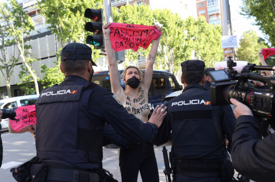 Largas colas en los colegios electorarles a primera hora en Madrid