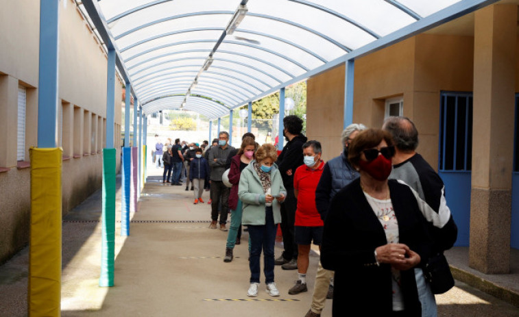 Las largas colas para votar en Madrid se repiten a primera hora de la tarde
