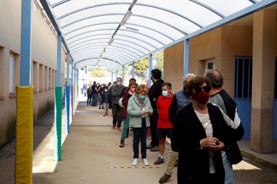 Las largas colas para votar en Madrid se repiten a primera hora de la tarde