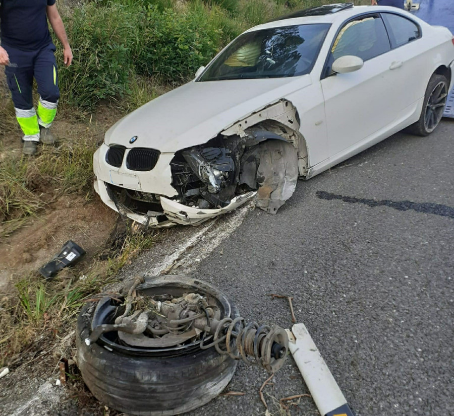 Dos jóvenes de Ribeira resultan heridos en una salida de vía en la Autovía do Barbanza en A Pobra