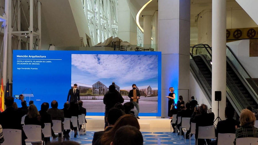 Iago Fernández recogió la mención de los Premios de Arquitectura  por la escuela infantil de Vilaxoán