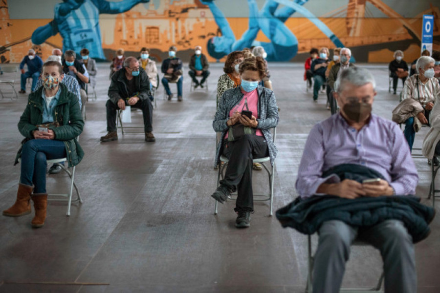 Descienden los casos de covid en Galicia y la positividad baja del 2%