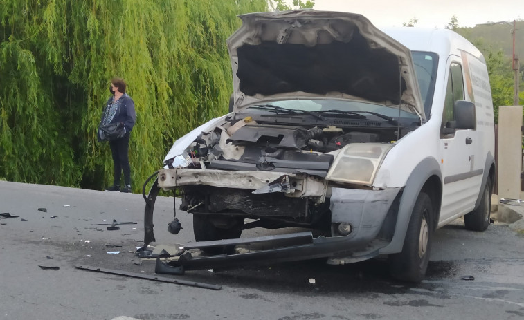 Un accidente en la vía de Xarás a Olveira mantiene cortado un carril en Artes desde primera hora