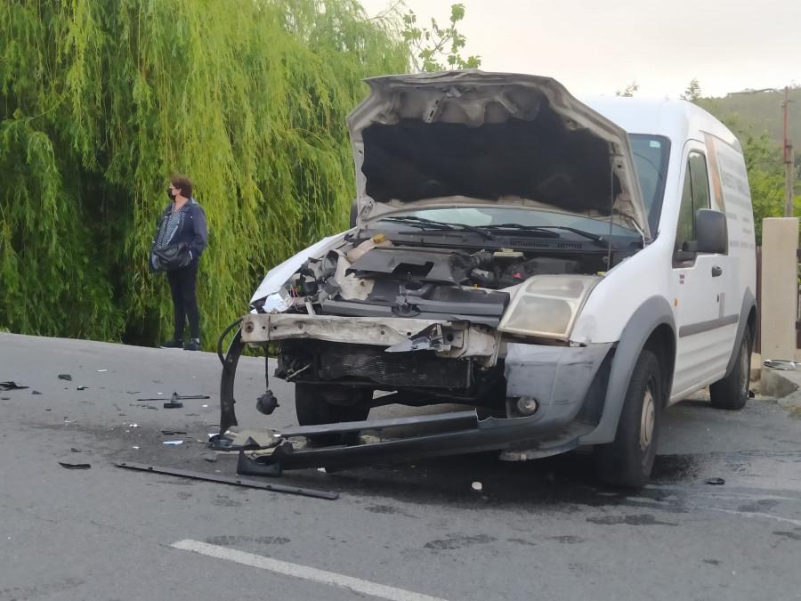 Un accidente en la vía de Xarás a Olveira mantiene cortado un carril en Artes desde primera hora