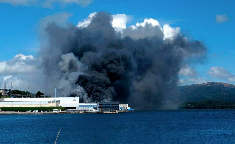 Un incendio afecta a la fábrica de Jealsa Rianxeira en Boiro