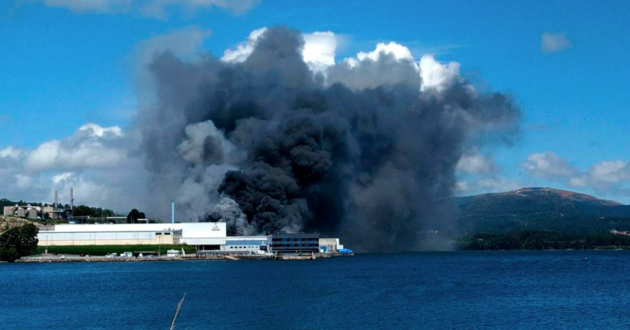 Un incendio afecta a la fábrica de Jealsa Rianxeira en Boiro