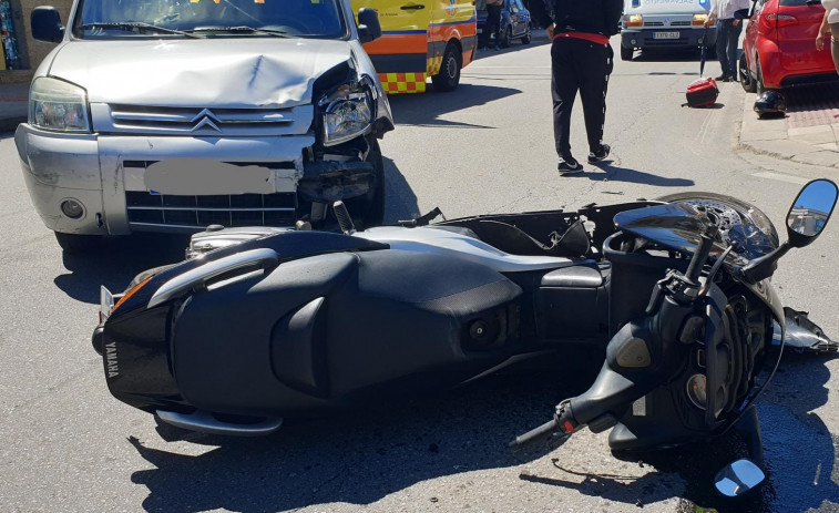 Evacuado en helicóptero un hostelero de Vilagarcía que resultó herido grave en un accidente de moto en Ribadumia