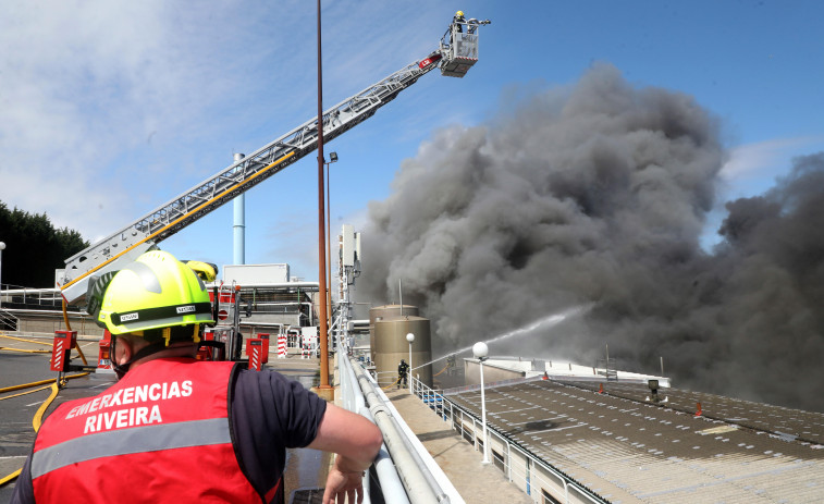 Activado el Plan de Emerxencias para el incendio de Jealsa en Boiro