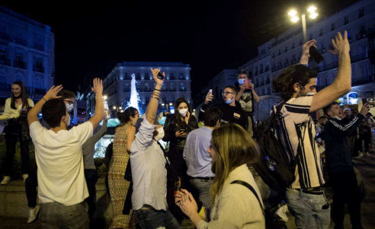 Miles de personas, de fiesta en las calles para celebrar el fin del estado de alarma