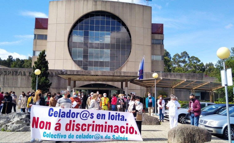Los celadores del Hospital do Salnés denuncian la “privatización” de sus tareas