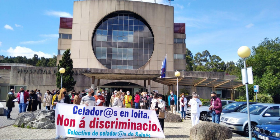 Los celadores del Hospital do Salnés denuncian la “privatización” de sus tareas