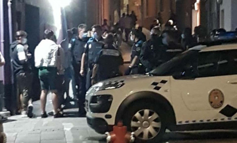 Desalojados 25 menores en una fiesta privada en un local hostelero del centro de Ribeira