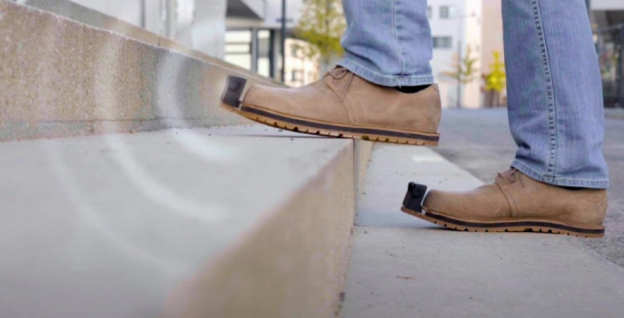 Los "zapatos inteligentes" que avisan a los invidentes de los obstáculos
