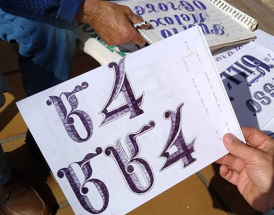 Una tipografía permite escribir a ordenador con la letra de los folios de los barcos de O Grove