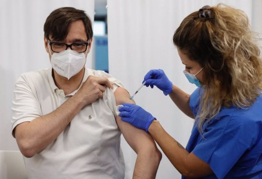 Salvador Illa recibe la primera dosis de la vacuna en Fira de Barcelona