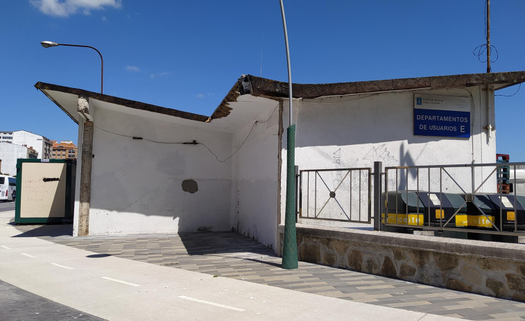 Siete empresas se interesan por reformar una caseta para la zona de espera del autobús en Ribeira