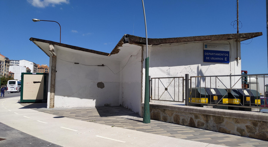 Siete empresas se interesan por reformar una caseta para la zona de espera del autobús en Ribeira