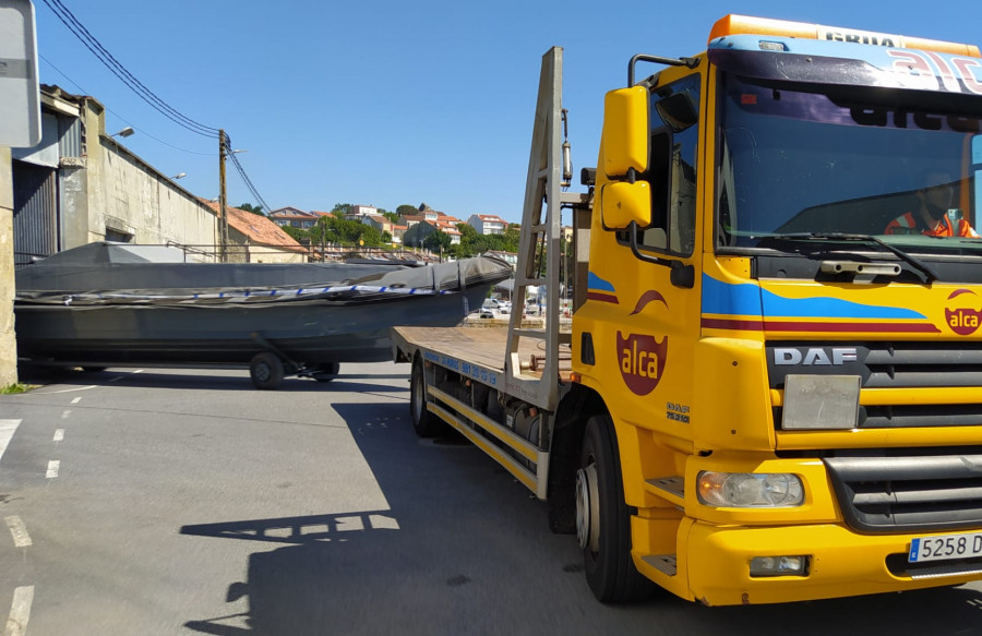 Inician la retirada de las narcolanchas intervenidas en una nave situada en el puerto de Insuela, en Ribeira