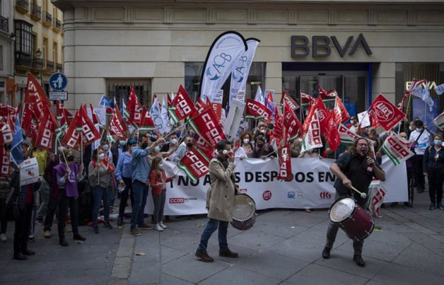 BBVA analizará un aumento de las recolocaciones internas para reducir los despedidos