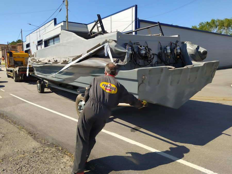 Retiran las dos narcolanchas descubiertas en un desahucio de una nave en el puerto de Insuela