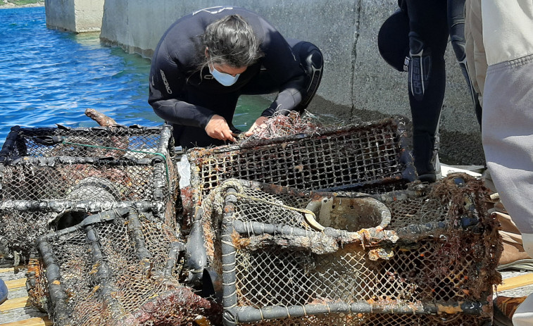Retiran una veintena de kilos de residuos de los fondos marinos en Sálvora dentro del proyecto Re-Mar