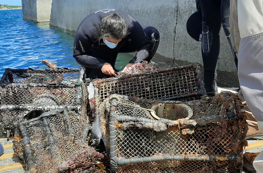 Retiran una veintena de kilos de residuos de los fondos marinos en Sálvora dentro del proyecto Re-Mar