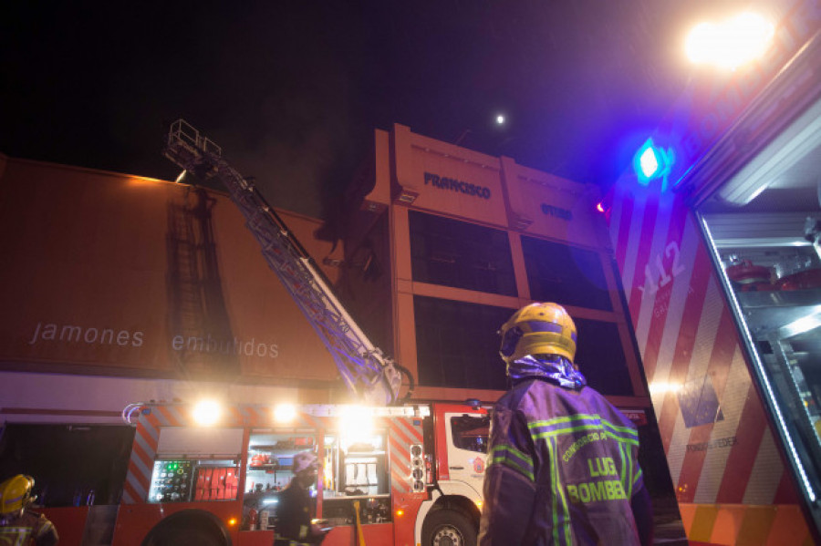 La Xunta desactiva el plan de emergencias al controlar el incendio de una nave en Vilalba