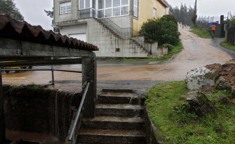 Augas de Galicia abre un expediente a la obra que provoca el río de lodo en Guillán por no tener permiso