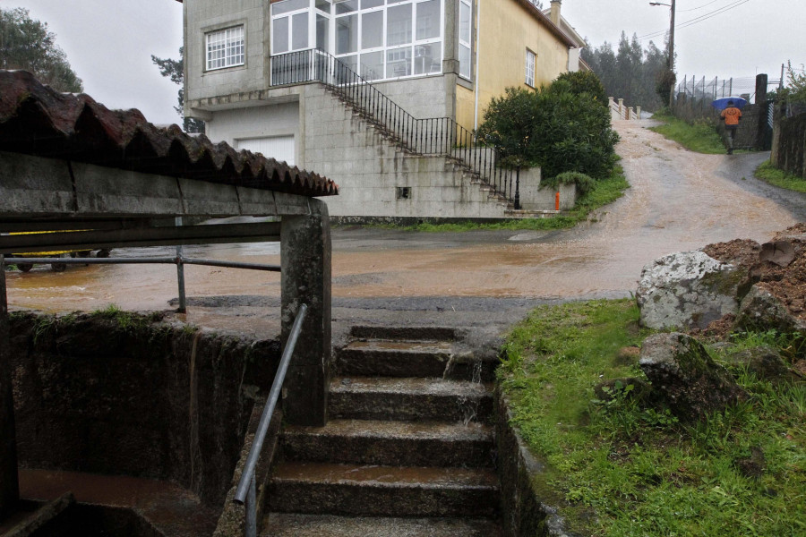 Augas de Galicia abre un expediente a la obra que provoca el río de lodo en Guillán por no tener permiso