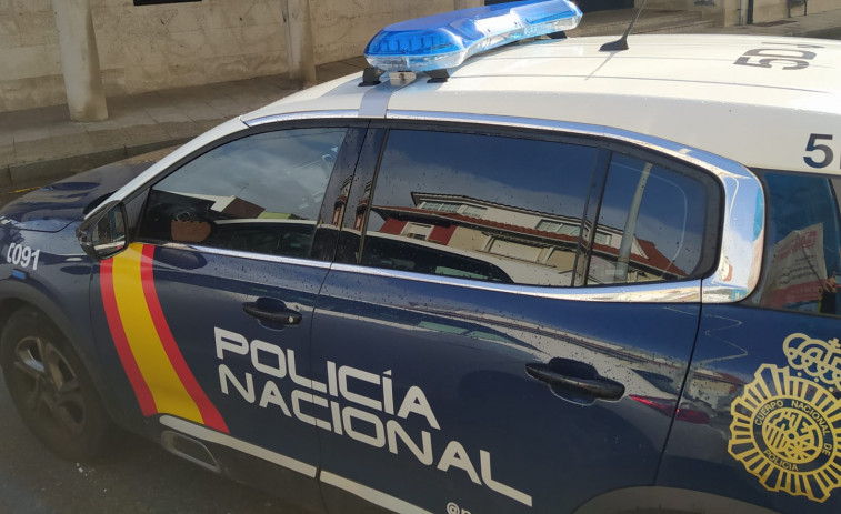 La Policía Nacional investiga un disparo al aire desde la ventana de un céntrico piso de Ribeira